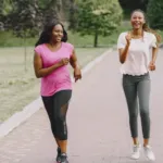 Twee vrouwen beginnen met hardlopen in een zonnig park