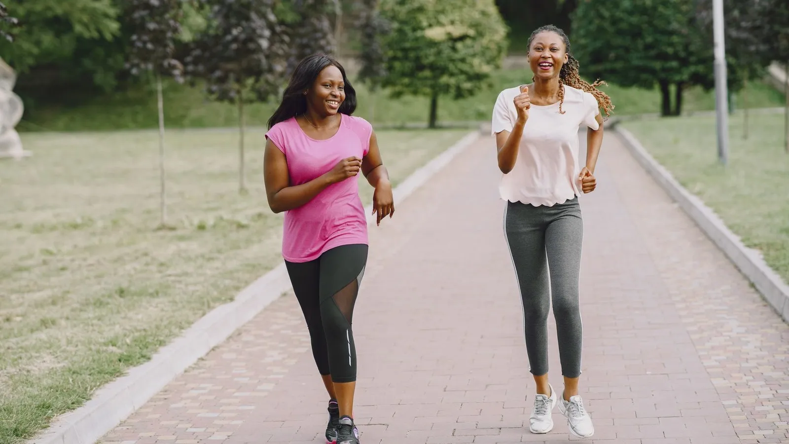 Twee vrouwen beginnen met hardlopen in een zonnig park