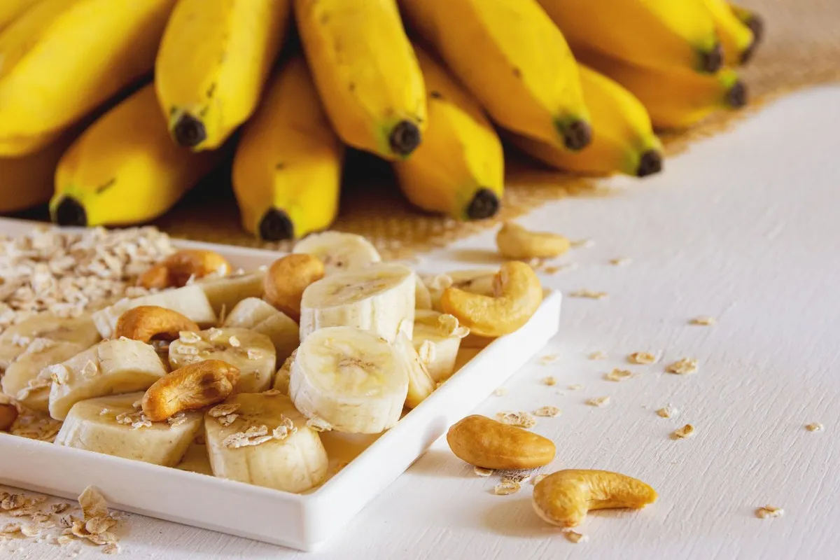 Plakjes banaan met havermout en cashewnoten als ontbijt voor een ochtendloop